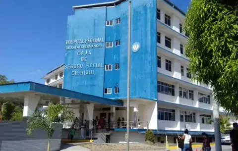 Hombre que fue golpeado por su hijo con una pala permanece delicado