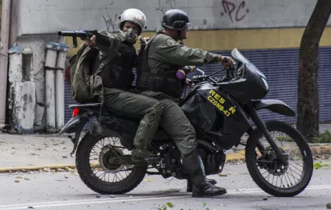5 policías detenidos por muerte de 2 manifestantes en Venezuela