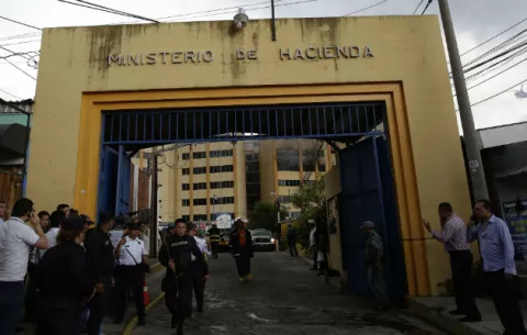Al menos dos fallecidos durante incendio en sede de Hacienda en El Salvador