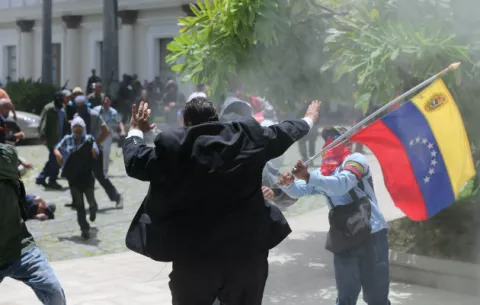 Chavistas irrumpen en el Parlamento y hieren a diputados