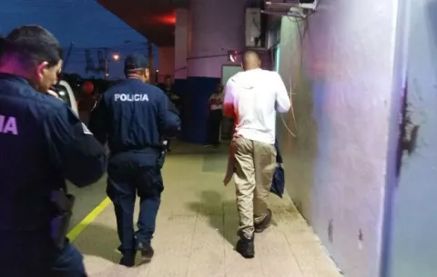 Les disparó mientras esperaban un bus en parada de Puerto Escondido