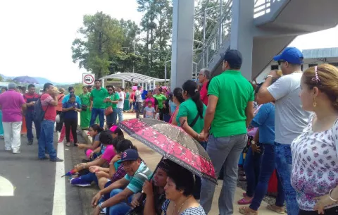 Docentes y padres de familia seguirán en huelga y manifestándose