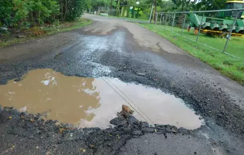 Idaan afecta carretera tras reparar daño en Santa Ana de Los Santos
