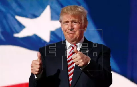 Trump dice que Apple le ha prometido construir tres plantas en EE.UU.