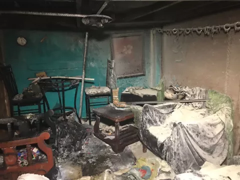 Trasladan a menor al hospital tras incendio en cuarto de Colón