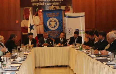 Cámara de Comercio concede cortesía de sala a director de la CSS