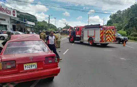 Mujer resulta herida tras colisión entre dos vehículos en La Villa