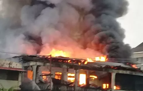 Arde en llamas edificio en calle 9 y avenida Bolívar en Colón