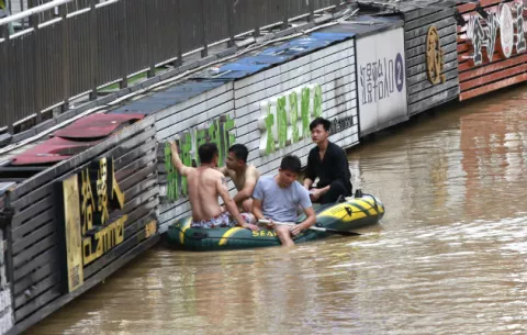 Lluvias torrenciales dejan al menos 56 muertos en China