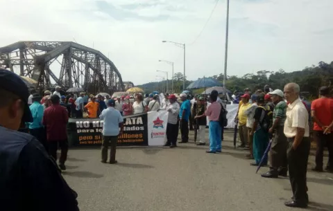 También cierran vía en Bugaba para exigir pagos