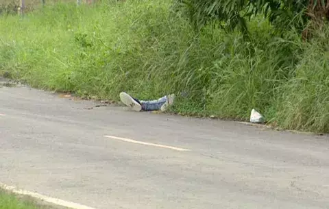 Como de película; lanzan cadáver desde un auto en marcha