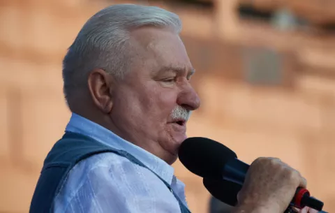 Lech Walesa se suma a protestas contra reforma judicial del Gobierno polaco