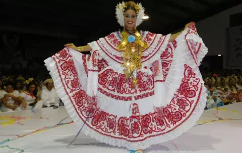 Reina de Festival Nacional de la Pollera hace su entrada en Las Tablas