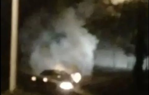 Llamas consumen auto en Bugaba; ocupantes salvan sus vidas