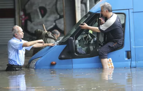 Fuertes lluvias inundan calles y bloquean el tráfico en Estambul
