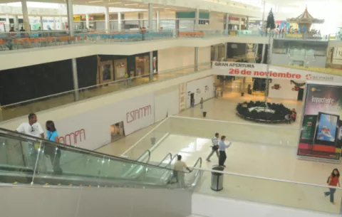 El silencio transita entre los locales de los 'malls' del país