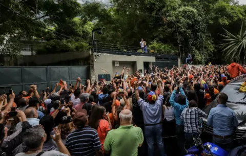 Leopoldo López llama a seguir la "lucha" en la calle tras salir de la cárcel