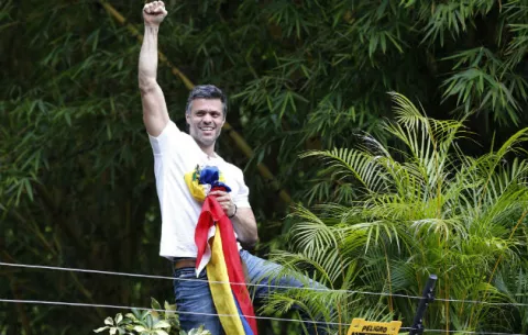López saluda desde su casa, tras recibir medida de arresto domiciliario