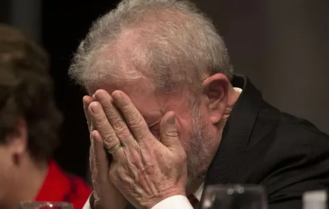 Condenan al expresidente Lula da Silva a nueve años de prisión