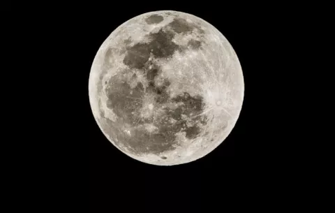 Hallan nuevas evidencias de agua en el interior de la Luna