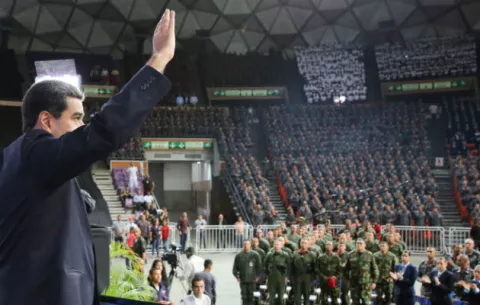 "Parezco Sadam Hussein", exclama Nicolás Maduro, al presentar nuevo uniforme policial 