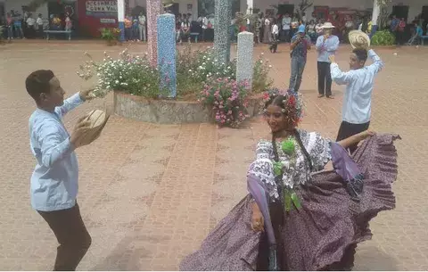 Celebran 75 años del Manuel Tejada Roca con feria folclórica