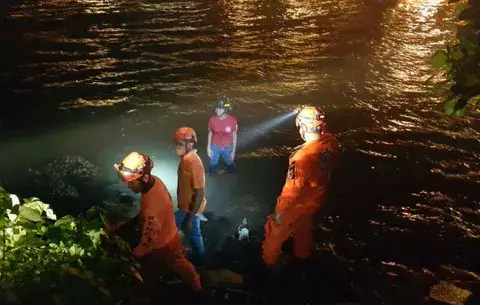 Once bodegas consume fuego en Colón; bomberos usan agua de mar