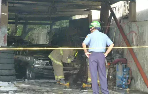 Mecánico en estado delicado tras incendio de su taller