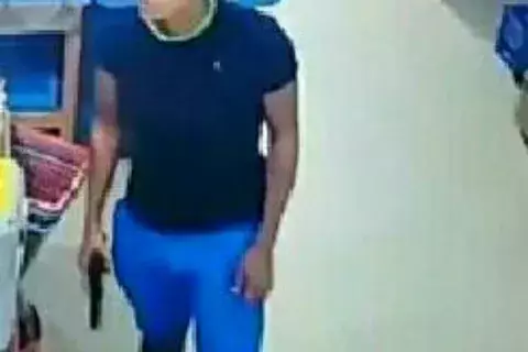 Le roba con arma a la china y sus hijos
