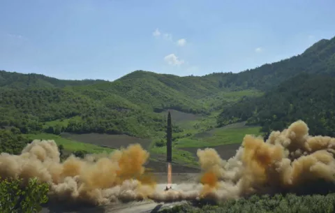 Corea del Norte lanza un misil hacia el Mar de Japón