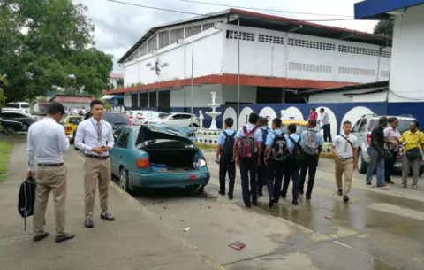 Se sale llanta del bus y golpea a tres autos, como en escena de película
