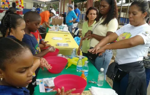 Miles de niños colonenses celebran su día 