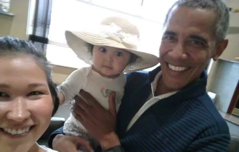 Mujer se topa con Barack Obama y le pide que cargue a su bebé 