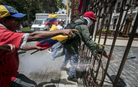 Líderes chavistas condenan ataque a Parlamento