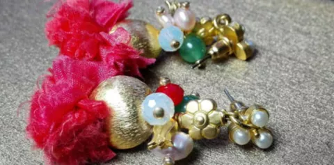 Pendientes al estilo de pompones y flecos