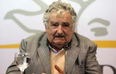 La salud de Mujica mejora "muy lentamente", dice su esposa