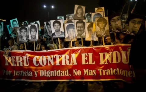 Marchan contra posible indulto a Fujimori, quien fue llevado a clínica
