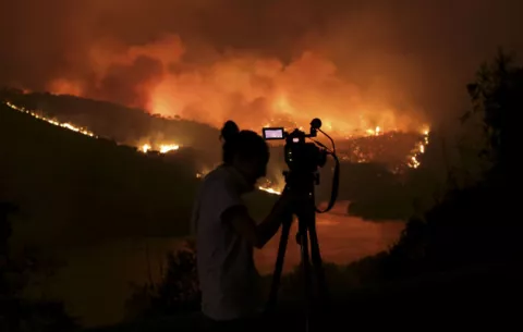 El fuego en el centro de Portugal continúa sin control 