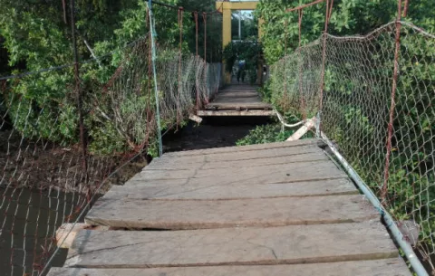 Derrumbe de parte de puente colgante deja doce personas lesionadas