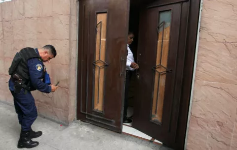 Explosión daña puerta de la Conferencia del Episcopado en Ciudad de México