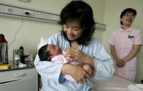 Tradición china prohíbe a las mujeres bañarse hasta un mes después del parto 
