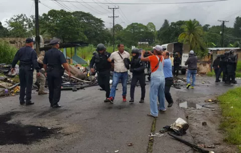Antimotines reprimen a damnificados del incendio en Río Alejandro
