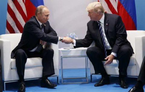 Sonrisas y apretones de mano en encuentro Trump-Putin 