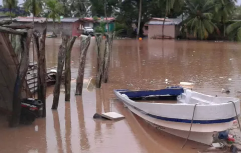 Se desborda río en Nombre de Dios, hay siete casas afectadas