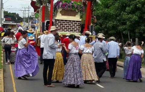 Paseo típico por calles de Santiago de Veraguas, en honor a santo patrono