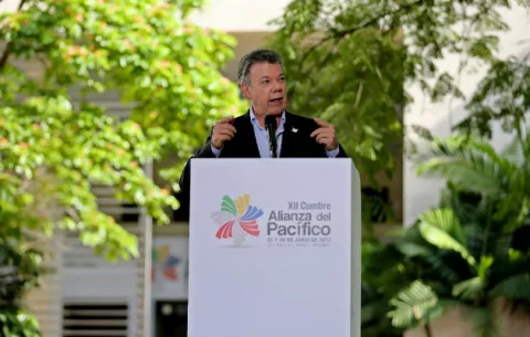 Santos exhorta a Maduro a dialogar con la oposición para salir de la crisis