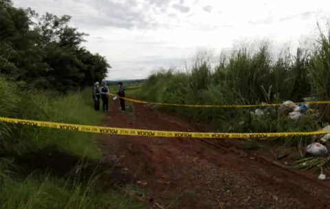 Hallan cuerpo de hombre semienterrado en Santiago