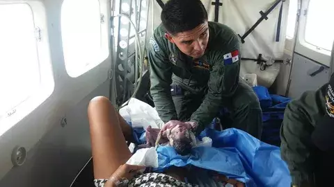Parto en pleno vuelo; una mujer da a luz a tres mil metros de altura