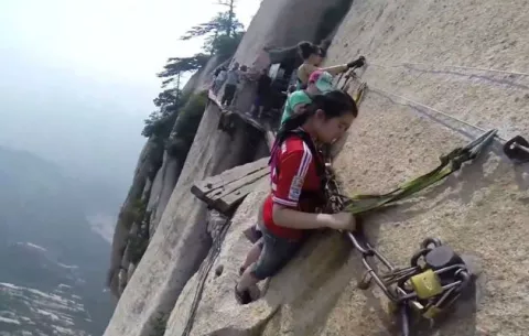 Así se arriesgan para cruzar el sendero turístico más peligroso del mundo