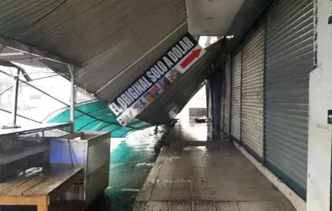 Tremendo susto al impactar vehículo con marquesinas de almacén en Santiago